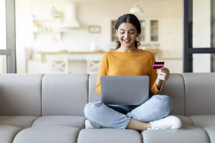 Comparaison et application automatique de codes promotionnels en ligne